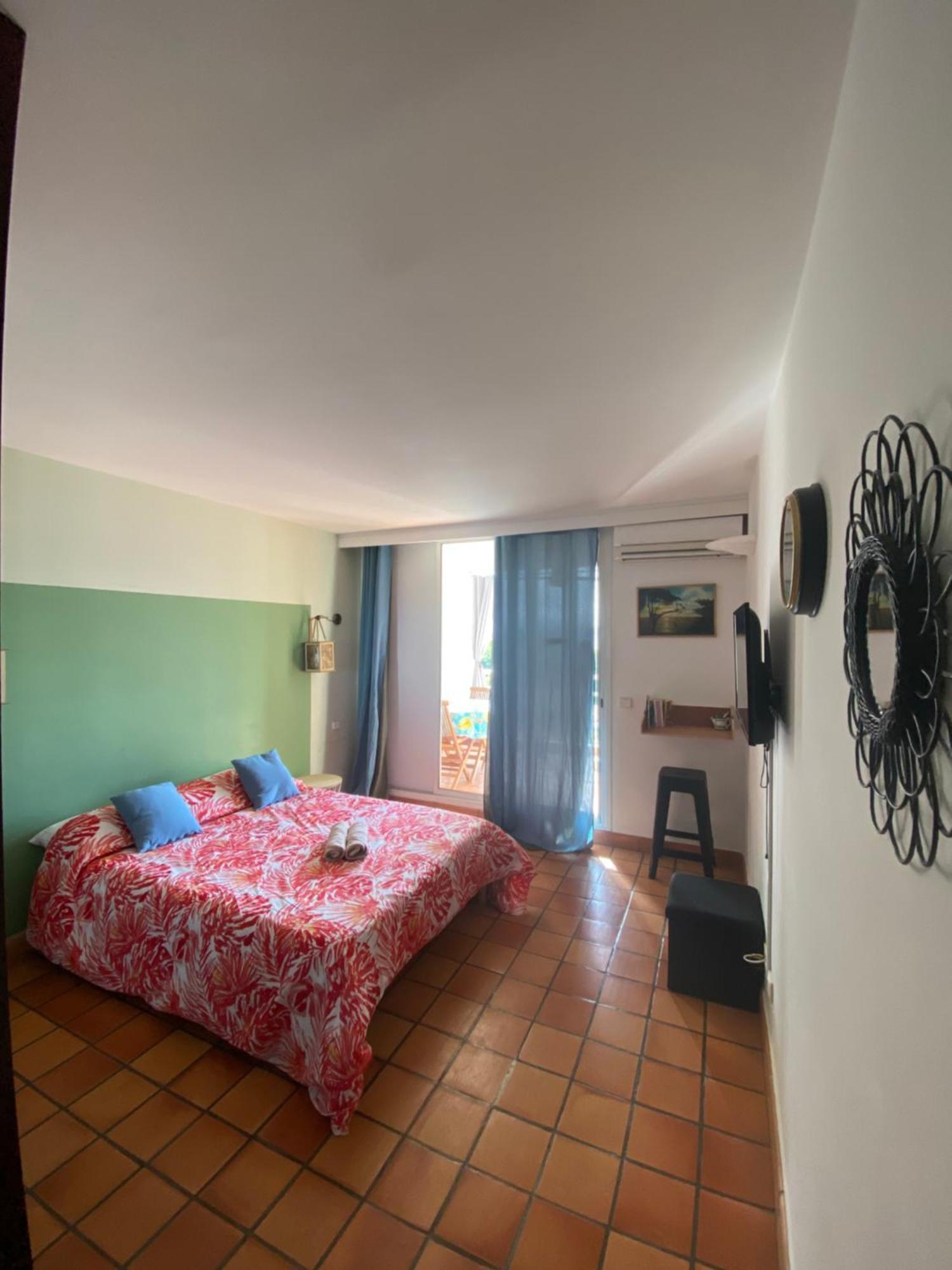 Studio paisible avec piscine, pas loin de la plage Trinité  Extérieur photo